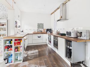 Kitchen- click for photo gallery